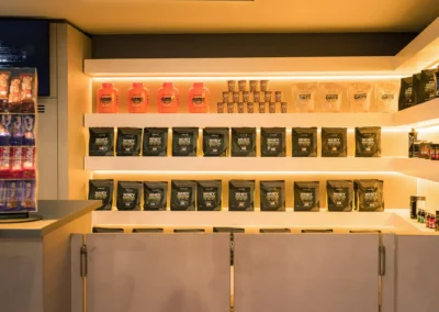 Beleuchtete Supplement-Bar bei The Church Sports & More Rheine mit großer Auswahl an Whey Protein, Oats und Sportnahrung.