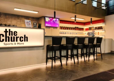 Die Supplement-Bar im Fitnessstudio The Church Rheine, wo Mitglieder Protein-Shakes und Nahrungsergänzungsmittel kaufen können.
